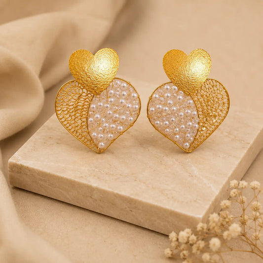 Aretes Corazón Dorado con Perlas – Elegancia Artesanal para un Look Sofisticado