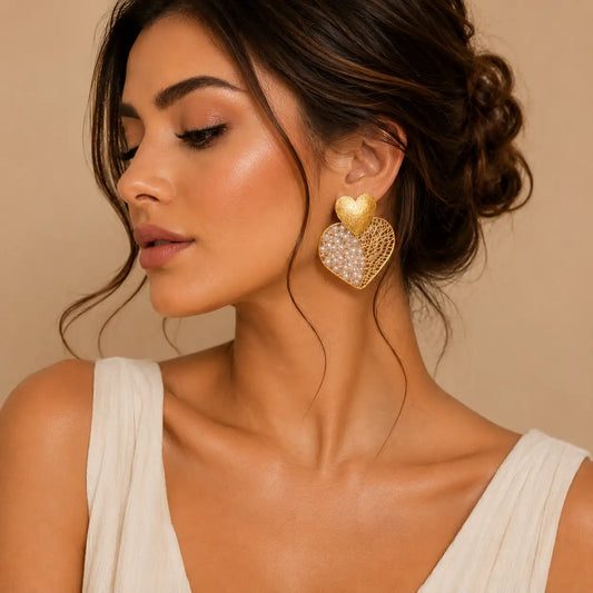 Aretes Corazón Dorado con Perlas – Elegancia Artesanal para un Look Sofisticado