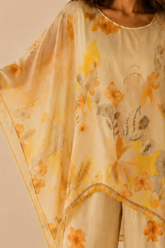 Conjunto de Seda Floral con Pantalón Palazzo y Blusa Fluida